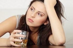 girl with unhealthy relationship with alcohol